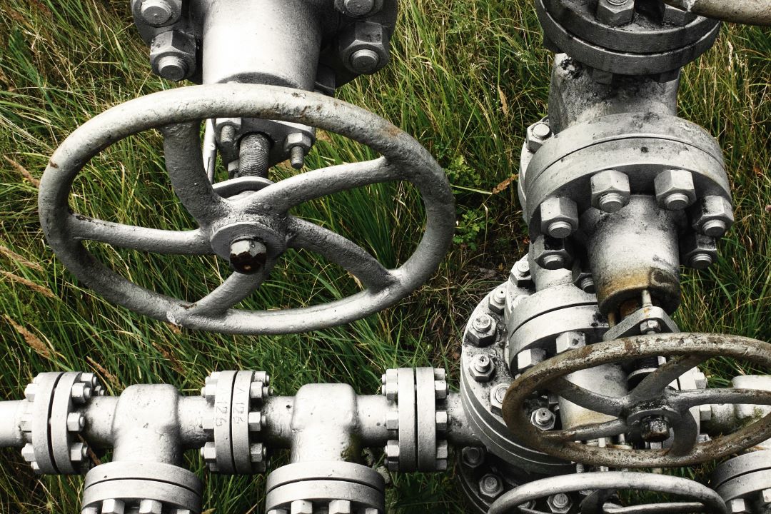A oxidação é um dos processos químicos que mais afetam o desempenho das válvulas. Quando os fluidos corrosivos entram em contato com as válvulas, esses elementos químicos começam a corroer o material que compõe a válvula, afetando seu desempenho
