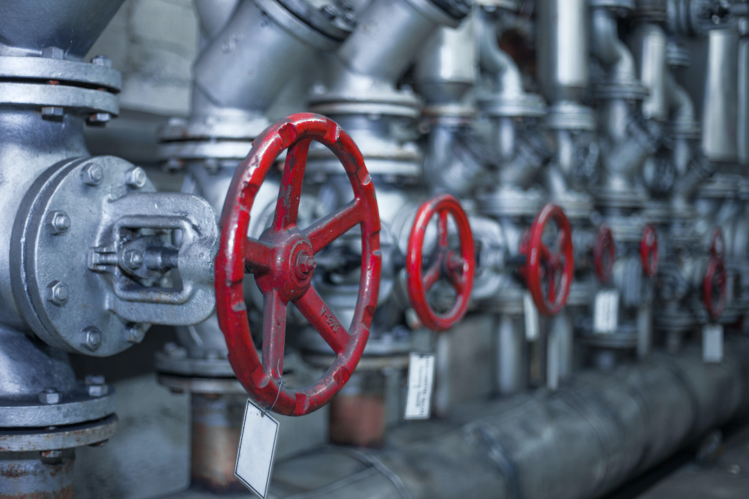 Algumas das razões mais comuns para a troca de válvulas são: desgaste natural dos componentes, falhas elétricas, danos físicos, obsolescência tecnológica ou necessidade de aumento de capacidade.