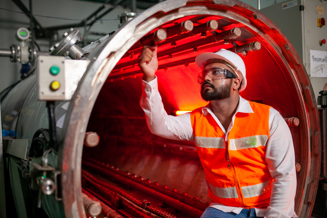 Devido à sua função de controle de fluxo de fluidos, esses equipamentos podem representar riscos caso não sejam manuseados corretamente. Neste contexto, é fundamental adotar medidas preventivas para evitar acidentes com válvulas industriais.