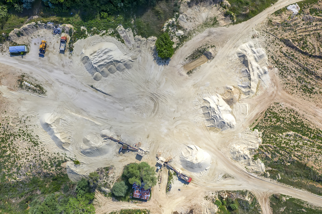 Um dos desafios da indústria de mineração é a sedimentação de partículas. Isso é causado pela baixa velocidade da polpa combinada com um grande tamanho das partículas. Assim, os demais modelos de válvulas não conseguem realizar o devido fechamento da sedimentação de sólidos na parte inferior do instrumento.